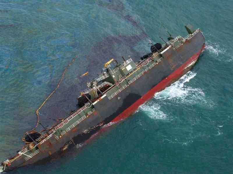How to clean up oil spills – 14 unique methods